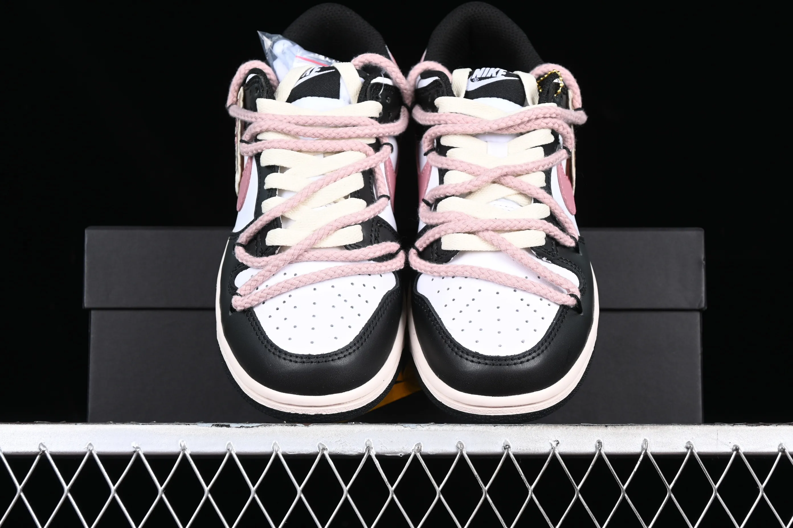 All Categories Nk SB Dunk Series Nk SB Dunk Low Low-top sneakers Nk Dunk Low Black Rose Thoughts Cloth patch Rope shoelaces Girls Sweet cool style SB strap low-top casual sneakers CW1590-100